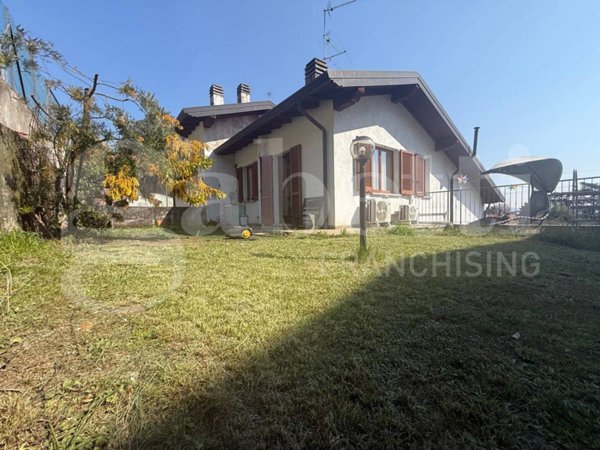 casa indipendente in vendita ad Albavilla in zona Vill'Albese