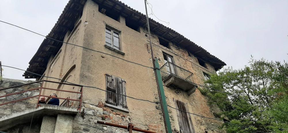 casa indipendente in vendita ad Albavilla in zona Carcano