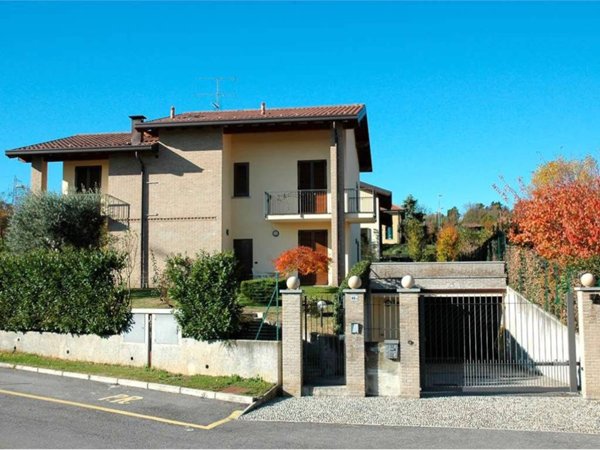 casa indipendente in vendita ad Albavilla in zona Carcano