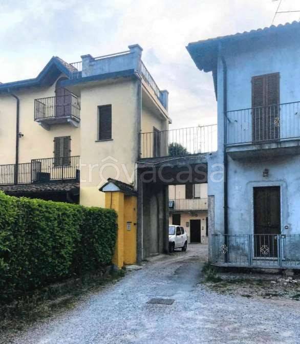 appartamento in vendita ad Albavilla in zona Saruggia