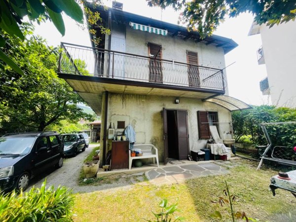 casa indipendente in vendita ad Albavilla in zona Vill'Albese