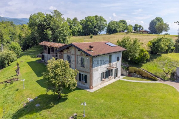 casa indipendente in vendita ad Albavilla in zona Saruggia