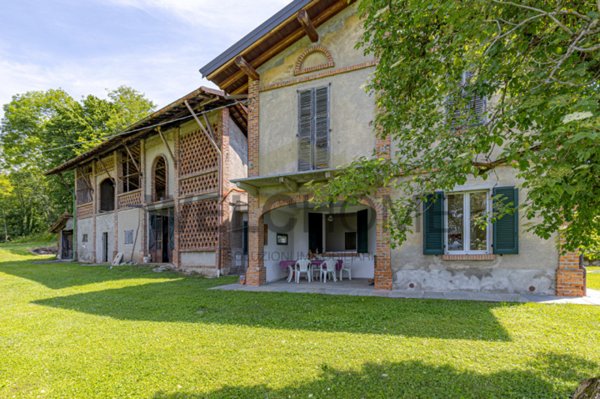 casa indipendente in vendita ad Albavilla in zona Saruggia