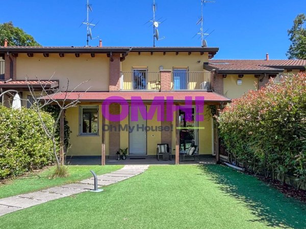 casa indipendente in vendita ad Albavilla in zona Vill'Albese