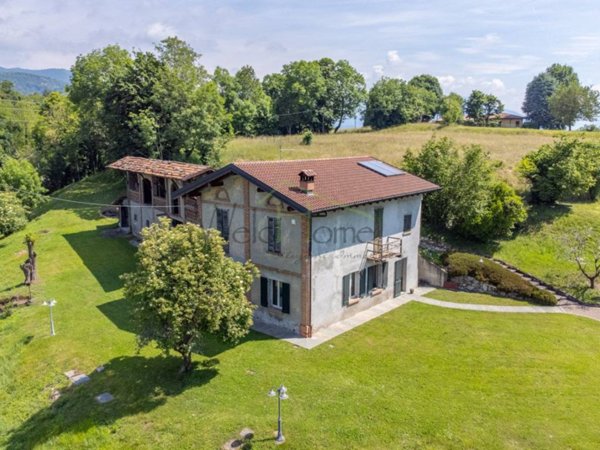 casa indipendente in vendita ad Albavilla in zona Saruggia
