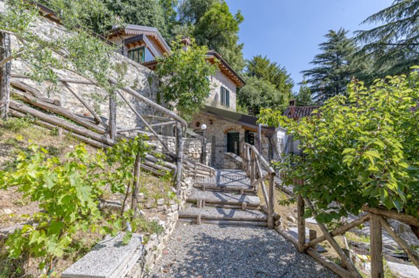casa indipendente in vendita ad Albavilla in zona Vill'Albese