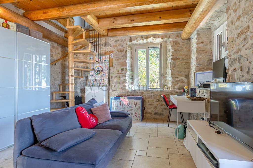 casa indipendente in vendita ad Albavilla in zona Vill'Albese