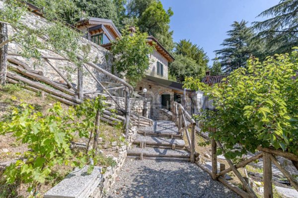 casa indipendente in vendita ad Albavilla in zona Vill'Albese