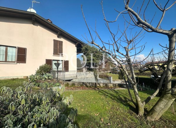 casa indipendente in vendita ad Albavilla in zona Carcano
