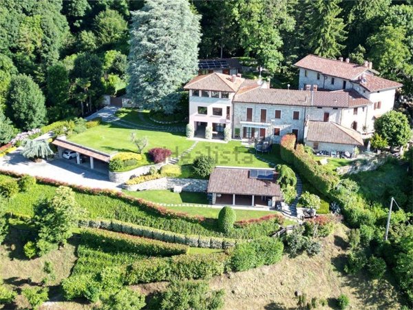 casa indipendente in vendita ad Albavilla in zona Vill'Albese