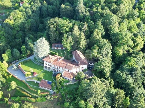 casa indipendente in vendita ad Albavilla in zona Vill'Albese
