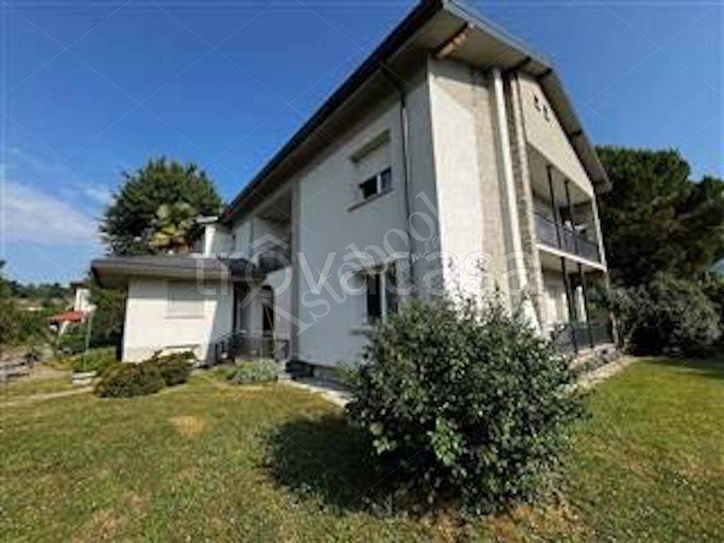 appartamento in vendita ad Albavilla in zona Carcano