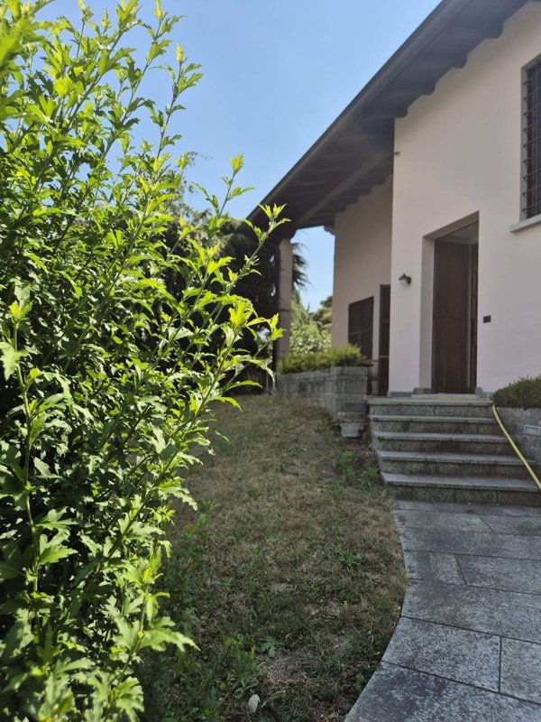 casa indipendente in vendita ad Albavilla in zona Vill'Albese