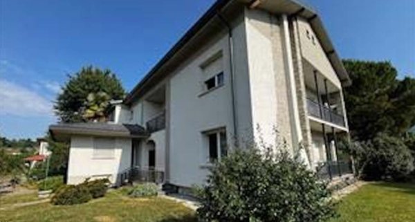 appartamento in vendita ad Albavilla in zona Carcano