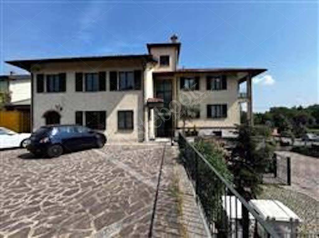 appartamento in vendita ad Albavilla in zona Carcano
