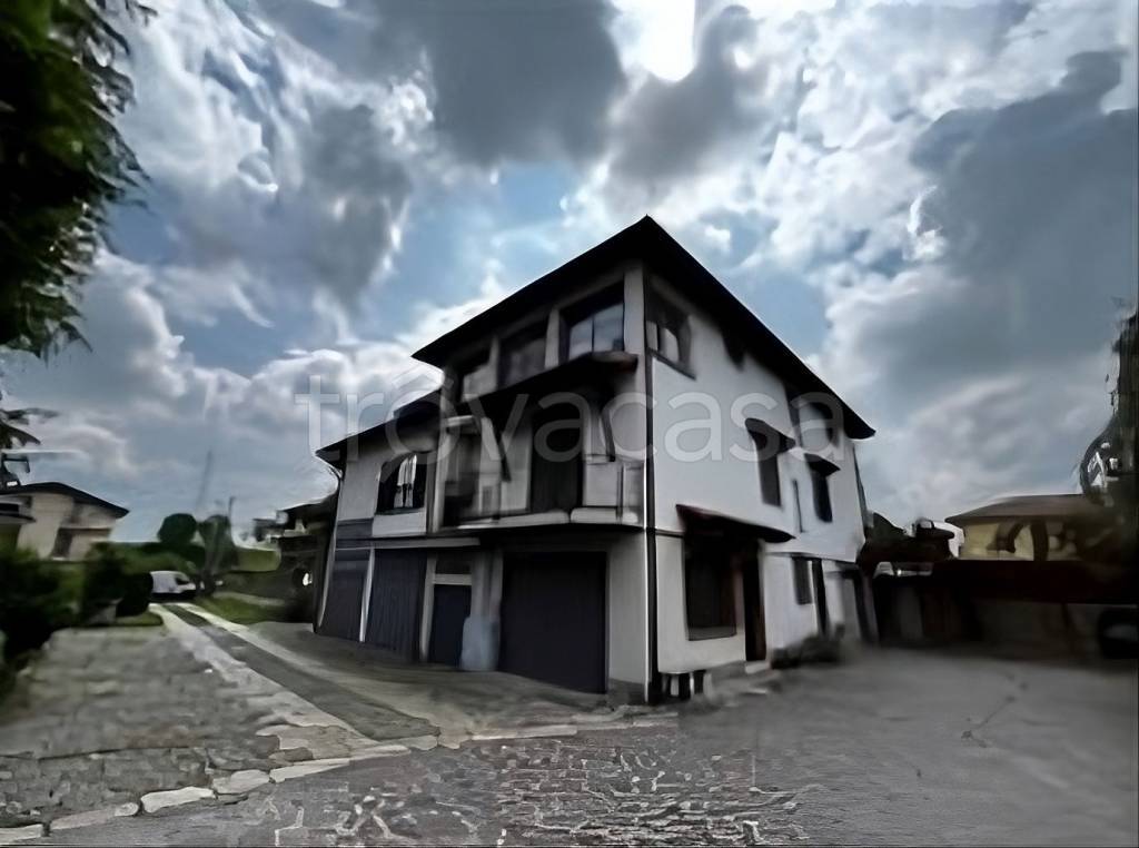 appartamento in vendita ad Albavilla in zona Carcano