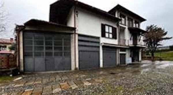 appartamento in vendita ad Albavilla in zona Carcano