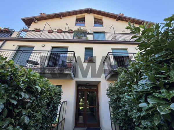 appartamento in vendita ad Albavilla in zona Carcano