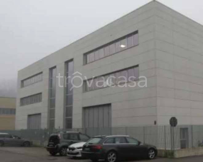 locale commerciale in vendita ad Albavilla in zona Saruggia