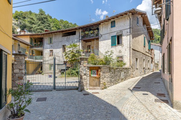 appartamento in vendita ad Albavilla in zona Vill'Albese
