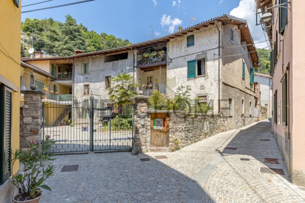 appartamento in vendita ad Albavilla in zona Vill'Albese