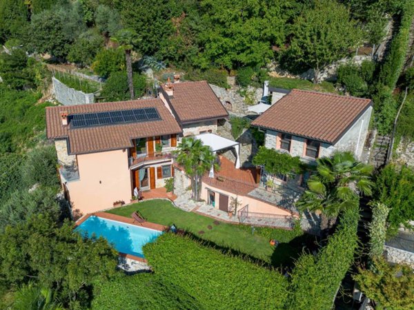 casa indipendente in vendita ad Albavilla in zona Vill'Albese