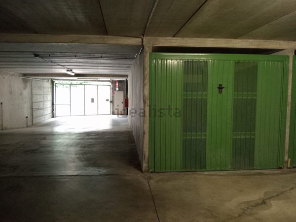 box auto in vendita ad Albavilla in zona Vill'Albese