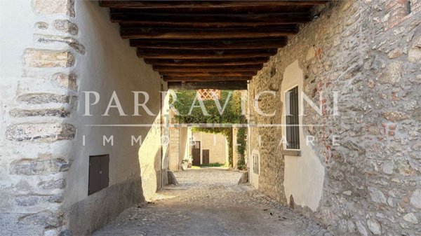 appartamento in vendita ad Albavilla in zona Carcano