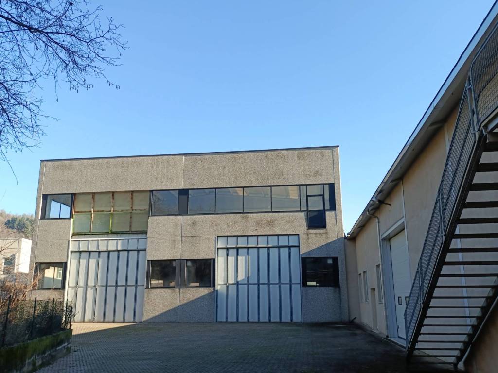 locale commerciale in vendita ad Albese con Cassano