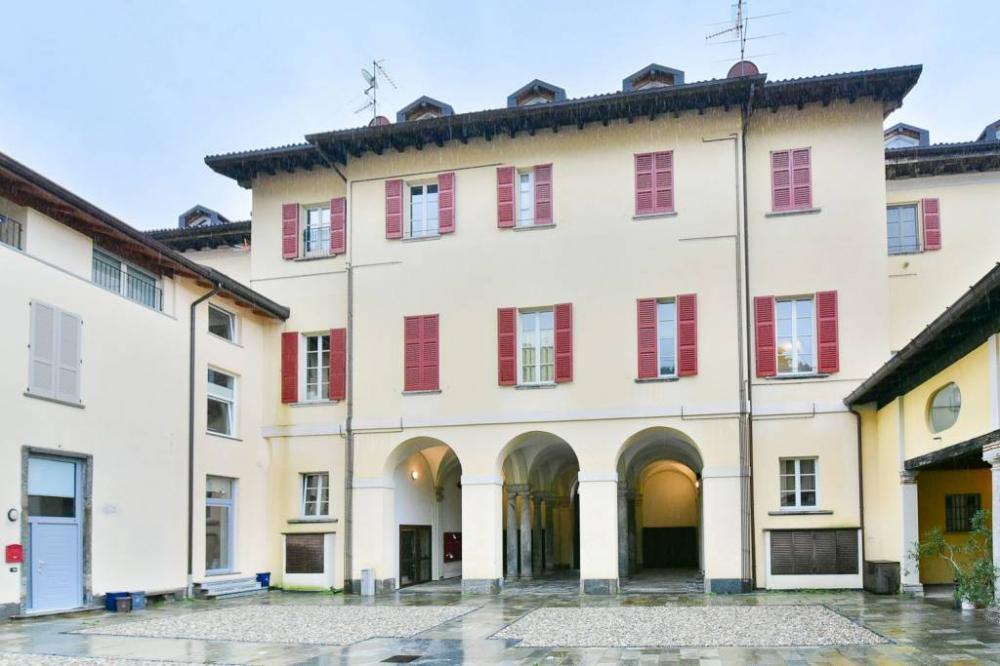 negozio in vendita ad Albese con Cassano