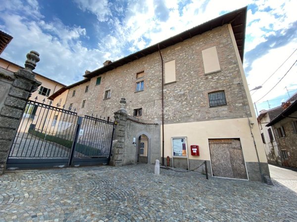 negozio in vendita ad Albese con Cassano