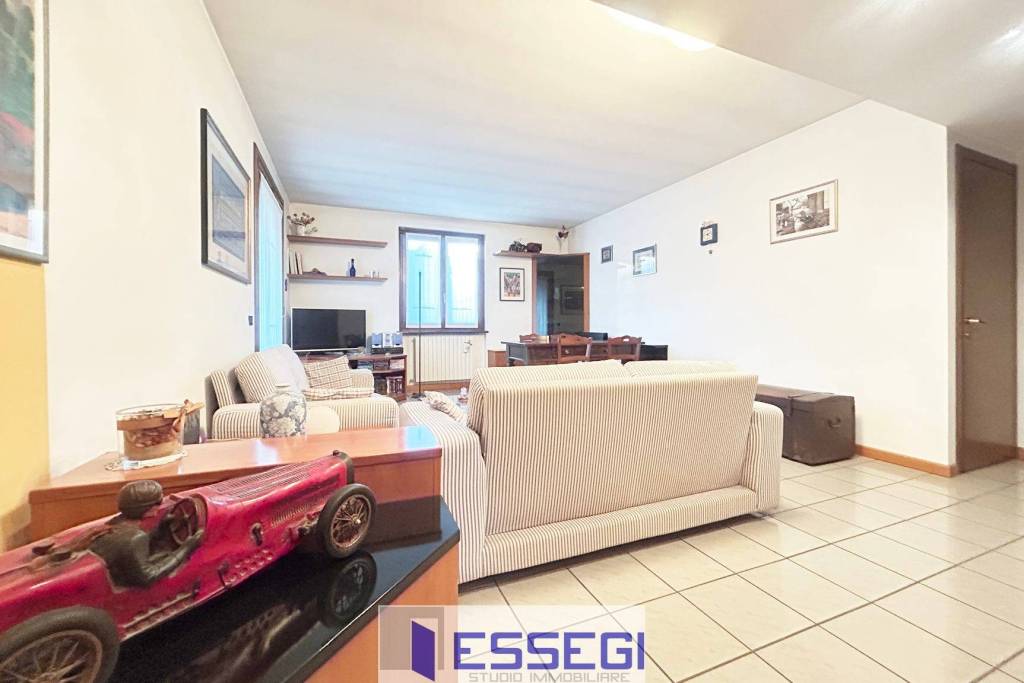 casa indipendente in vendita ad Albese con Cassano