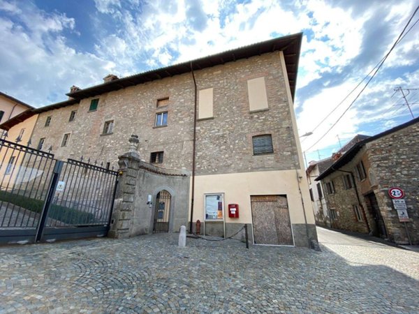 intera palazzina in vendita ad Albese con Cassano