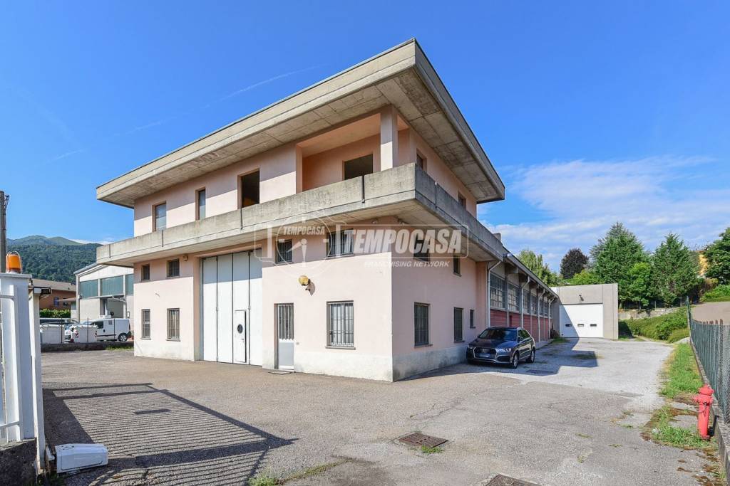 locale commerciale in vendita ad Albese con Cassano