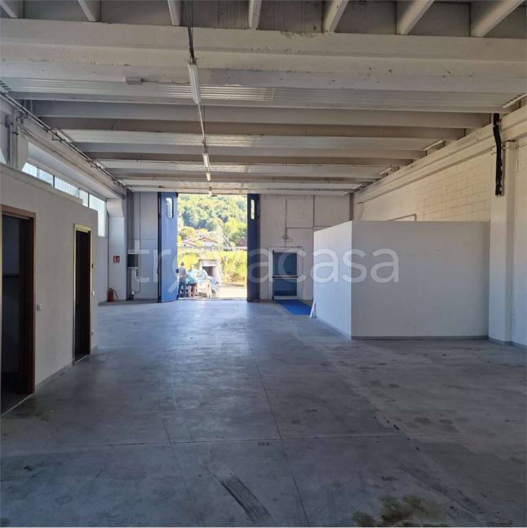 locale commerciale in vendita ad Albese con Cassano