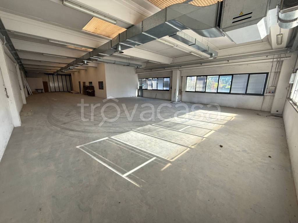 locale commerciale in vendita ad Albese con Cassano