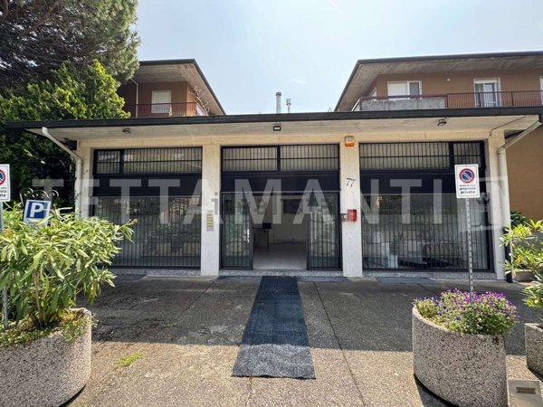 locale commerciale in vendita ad Albese con Cassano