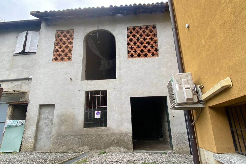 casa semindipendente in vendita ad Albese con Cassano