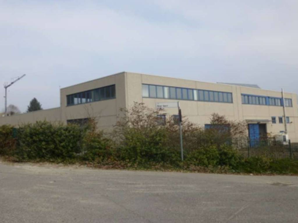 locale commerciale in vendita ad Albese con Cassano