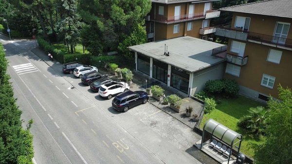 locale commerciale in vendita ad Albese con Cassano