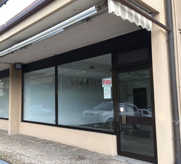 locale commerciale in vendita ad Albese con Cassano