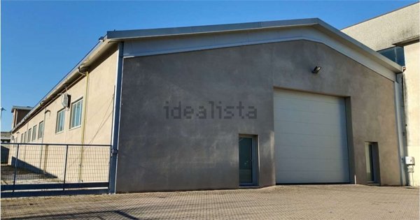 capannone in vendita ad Albese con Cassano