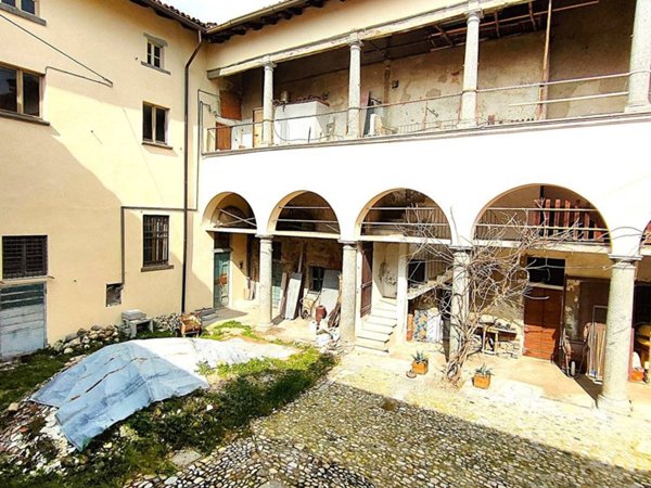 negozio in vendita ad Albese con Cassano