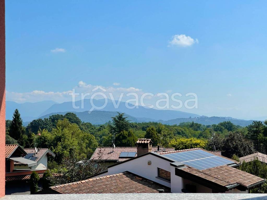 casa indipendente in vendita ad Albiolo