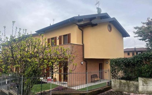 casa indipendente in vendita ad Albiolo