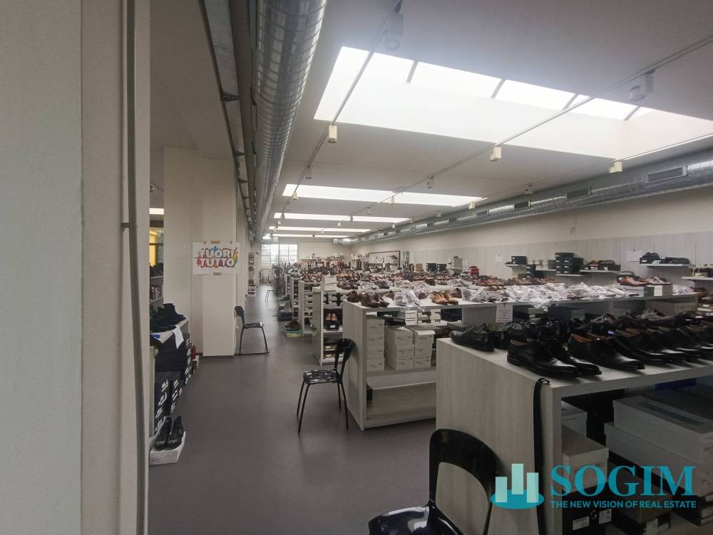 locale commerciale in vendita ad Albiolo