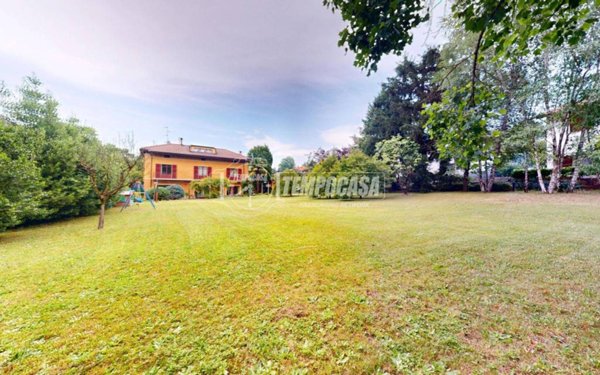 casa indipendente in vendita ad Albiolo