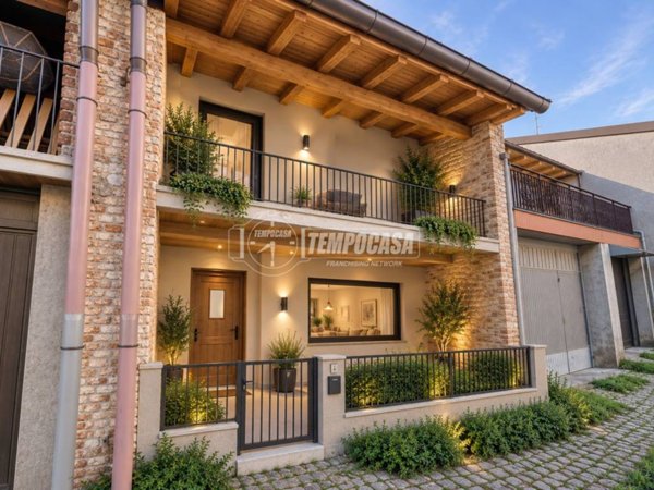 casa indipendente in vendita ad Albiolo