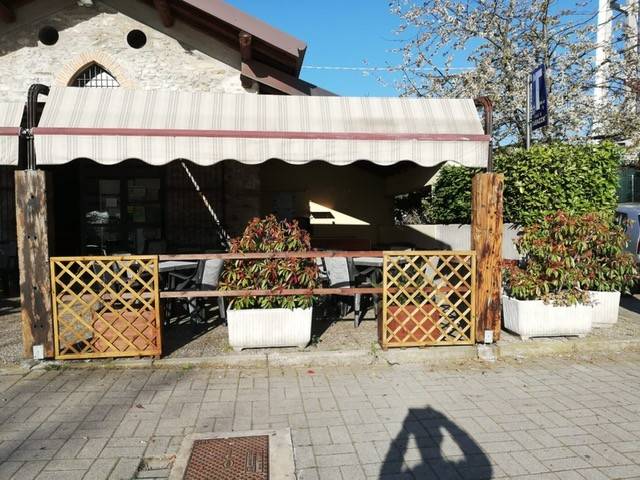 negozio in vendita ad Alzate Brianza in zona Verzago