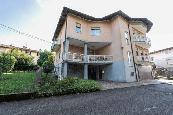 appartamento in vendita ad Alzate Brianza in zona Verzago